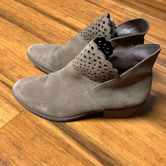 Me too Woman’s Booties size 8 - Picture 1 of 3